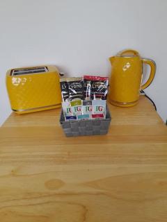 Spacious Apartment with Balcony, Breakfast & Parking, - Bishop Auckland - 1