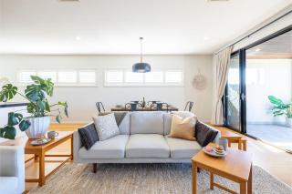 Escape on Wanda, 188 Soldiers Point Rd - Spectacular views, Ducted Air Con, WiFi - Salamander Bay - 1