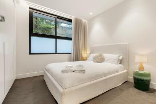 Modern 1BR Abode with Courtyard Steps to the Beach - Sídney - 3