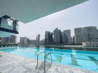 Canal front apartment with Burj Khalifa view by Suiteable - Dubai - 5