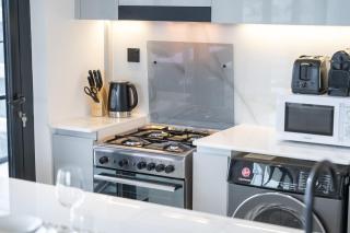Canal front apartment with Burj Khalifa view by Suiteable - Dubai - 4