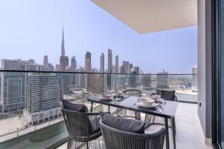 Canal front apartment with Burj Khalifa view by Suiteable - Dubai - 2
