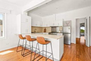 Bay Run Bungalow - A Modern Heritage Pool Haven - Sydney - 7