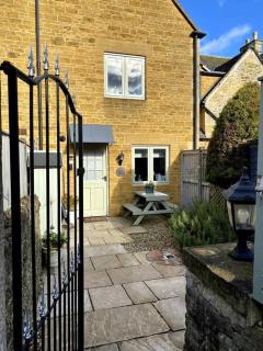 Historic Cotswold Chic Style for UK staycation - 1