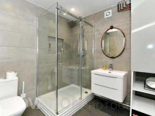 Lovely 1 Bed Apartment with Parking close to City - Pass the Keys - 8