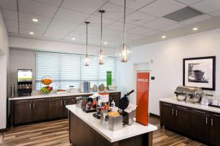 Hampton Inn & Suites by Hilton Seattle/Northgate - Seattle - 1