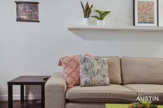 Chic Poolside Homebase Steps from South Congress - Austin - 2