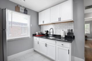 Modern & Cozy East Side Gem ~ Queen Beds ~ Parking - Detroit - 4