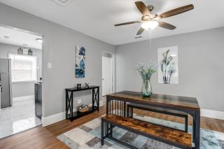 Modern & Cozy East Side Gem ~ Queen Beds ~ Parking - Detroit - 5