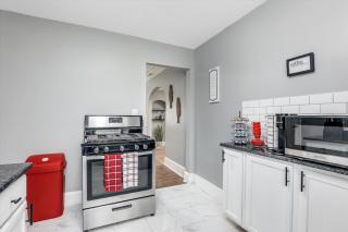 Modern & Cozy East Side Gem ~ Queen Beds ~ Parking - Detroit - 1