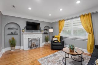 Modern & Cozy East Side Gem ~ Queen Beds ~ Parking - Detroit - 9