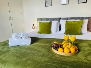 Lovely 4 Bed, Family & Contractors Luton Airport & M1 by Properties2you - Luton - 4