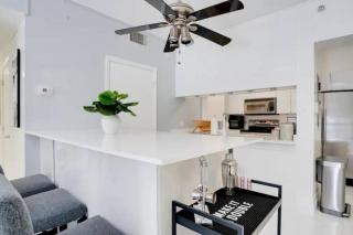 Chic Penthouse: 3BR x Pool x Gym x 2 Parking Spots - 9
