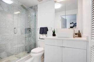 Chic Penthouse: 3BR x Pool x Gym x 2 Parking Spots - 2