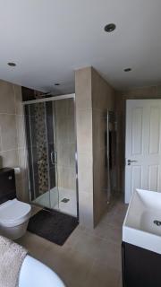 Cheltenham large house with gym, bar & hot tub - 1