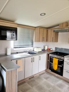 Modern Family Caravan with WiFi at Valley Farm, Clacton-on-Sea - Great Clacton - 4