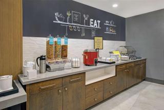 Hampton Inn Westfield - 2