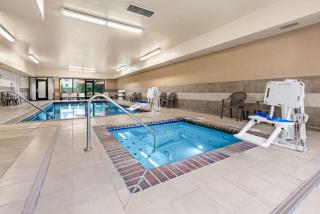 Hampton Inn & Suites Burlington - Burlington - 4
