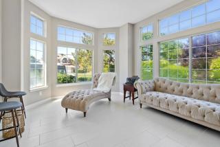 Stylish & Bright ~ Huge Backyard ~ King Beds ~ Pkg - 9