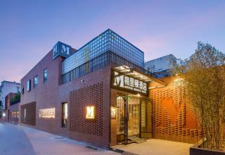 Meriton M Hotel The interior features a terrace offers laundry services Free coffee travel services and dining recommendations It is close to Sanlitun, a vibrant area for young people, and near the subway station, making it convenient to reach any attra - 9