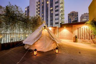 Meriton M Hotel The interior features a terrace offers laundry services Free coffee travel services and dining recommendations It is close to Sanlitun, a vibrant area for young people, and near the subway station, making it convenient to reach any attra - 4