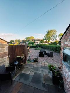 The Old Mill Barn with Hot Tub and Private use of Heated Pool - Wirral - 7