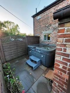 The Old Mill Barn with Hot Tub and Private use of Heated Pool - Wirral - 5