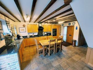 The Old Mill Barn with Hot Tub and Private use of Heated Pool - Wirral - 2