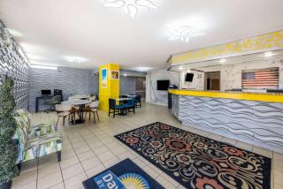 Days Inn & Suites by Wyndham Fort Bragg/Cross Creek Mall - Fayetteville - 1