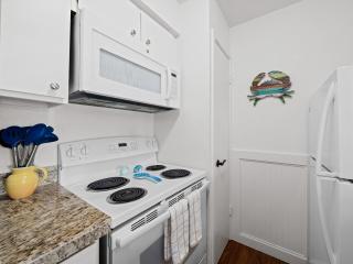 Beautiful Bay View Condo - 9