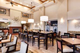 Hampton Inn & Suites Addison - Addison - 1
