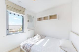 Spacious 3 bed with city views in Limehouse - 5