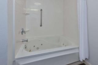 Hampton Inn Waterbury - 2