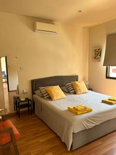 Extremely comfy apt with spacious private terrace 10min walk to the beach & in Town - Larnaca - 0