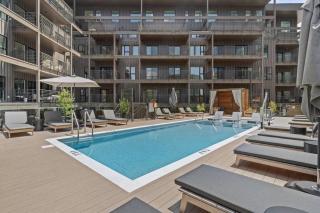 Skyline View, Pool, Gym, Balcony's, Walk to BWay! - Nashville - 7