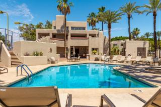 Resort Style Living In Phoenix's Most Exclusive Gated Community! - Phoenix - 9