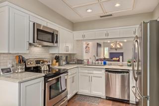 Resort Style Living In Phoenix's Most Exclusive Gated Community! - Phoenix - 6