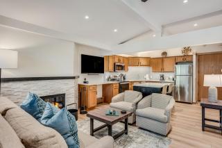 Laurelwood Condominiums 211 - 7