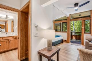 Laurelwood Condominiums 211 - 2