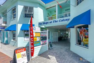 ON Flagler Avenue! Dog Friendly with Balcony and Parking Walk to the Beach! - New Smyrna Beach - 4