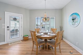 ON Flagler Avenue! Dog Friendly with Balcony and Parking Walk to the Beach! - New Smyrna Beach - 8