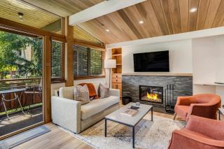 Laurelwood Condominiums 415 - 8