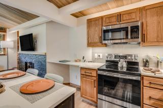Laurelwood Condominiums 415 - 5