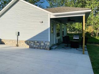 Cozy Cottage • King Bed • Grove • Kayaks • Boat Parking - Grove - 4
