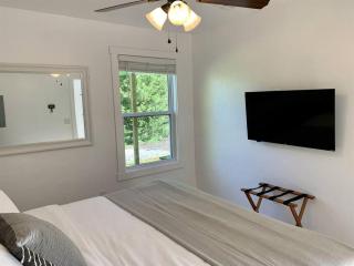 Cozy Cottage • King Bed • Grove • Kayaks • Boat Parking - Grove - 3