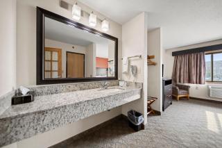 AmericInn by Wyndham Ames - 1