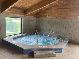 AmericInn by Wyndham Ames - Ames - 8