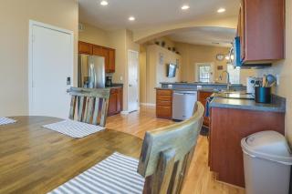 Fenced Backyard and Fire Pit Bright Peoria Home! - Peoria - 9