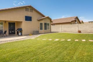 Fenced Backyard and Fire Pit Bright Peoria Home! - Peoria - 8