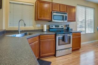 Fenced Backyard and Fire Pit Bright Peoria Home! - Peoria - 3